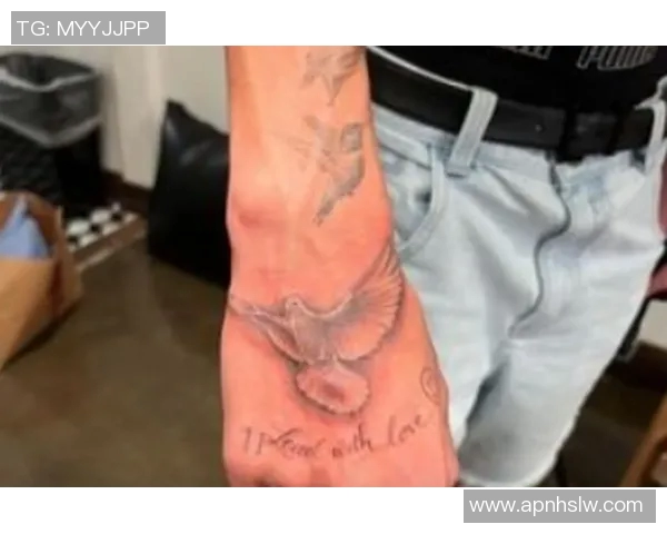 足球巨星手部纹身背后的故事与个性表达解析