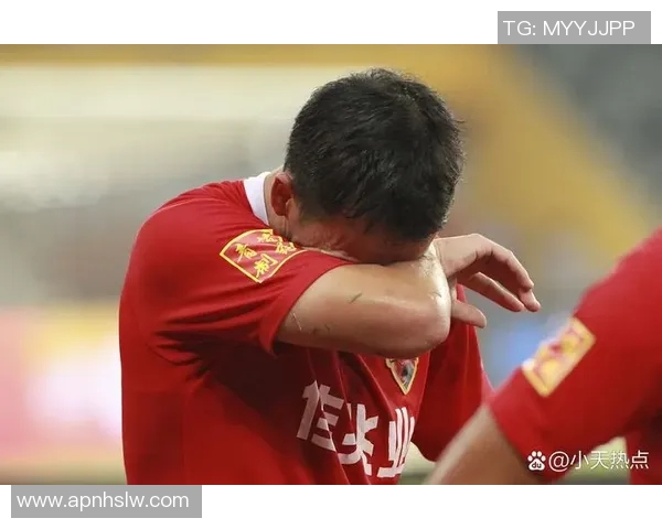 足球球星边吃零食边分享趣味时刻，轻松又欢乐的休闲时光揭秘